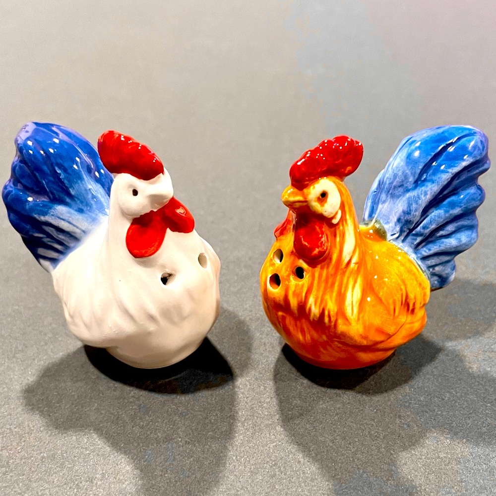 Adorable farm animal cute little painted ceramic rooster salt & pepper shakers